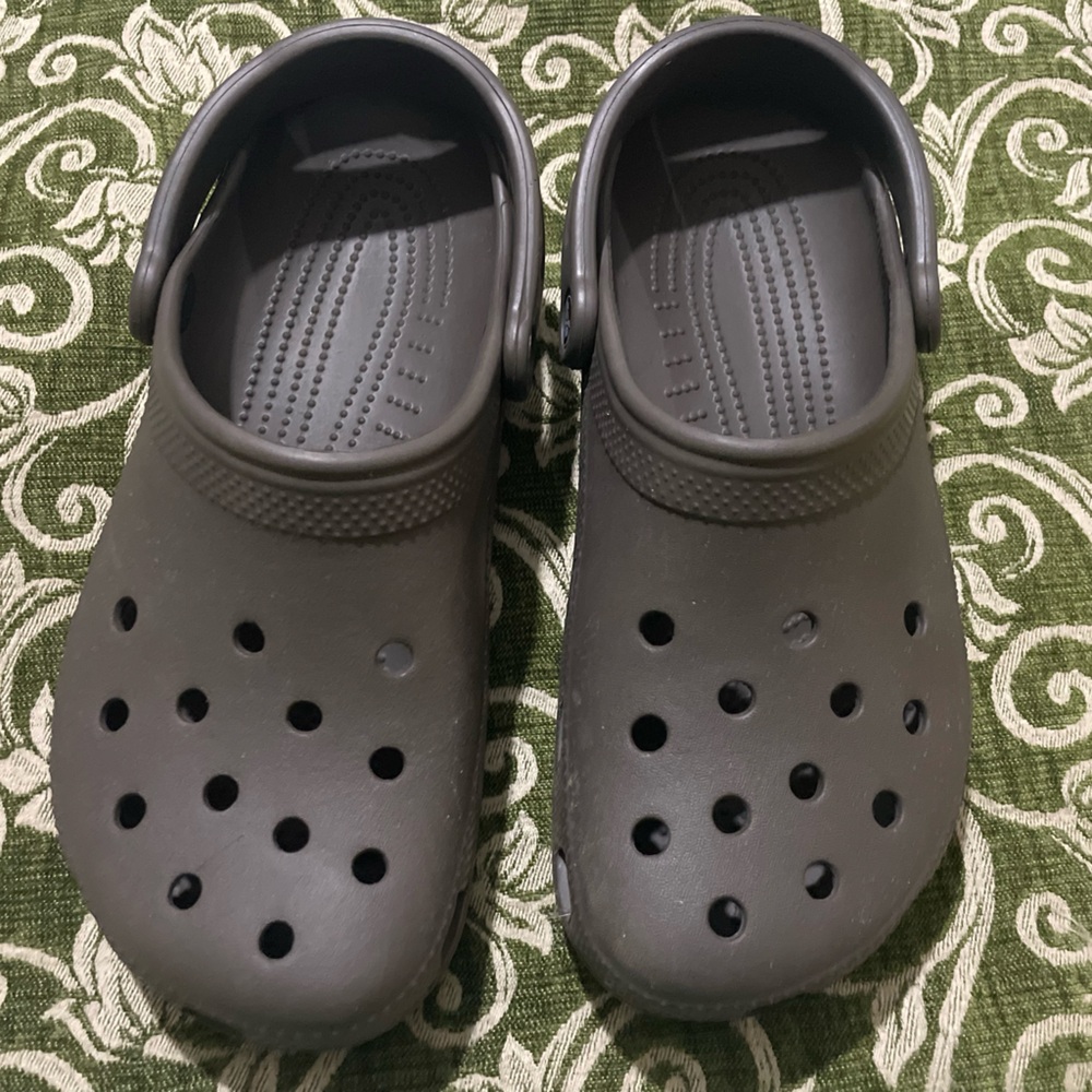 Classic crocs
Chocolate color 
VGUC 
Size 7 men
Size 9 women - Picture 2 of 6
